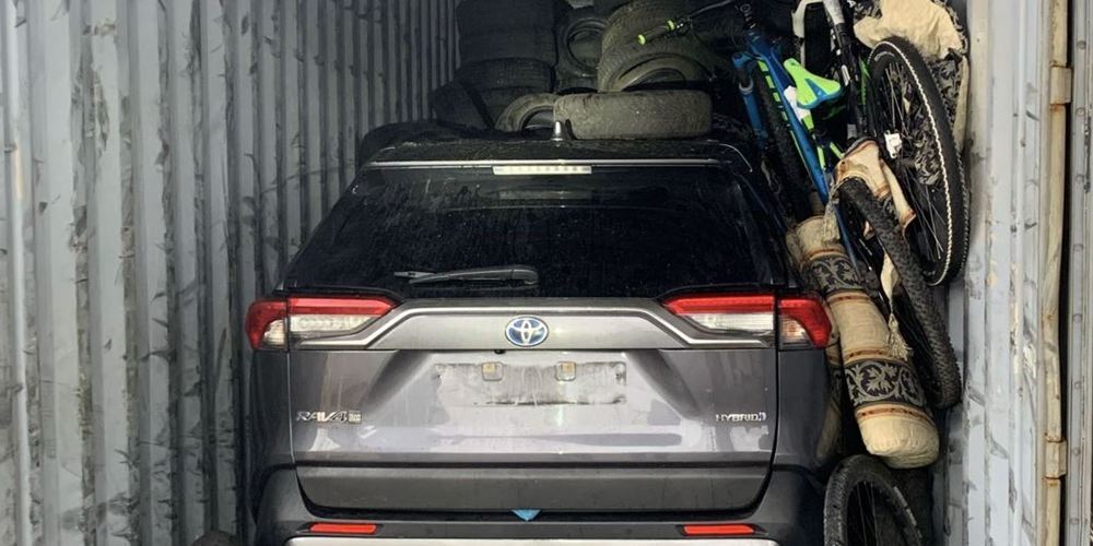 Die gestohlenen Fahrzeuge wurden in Containern gefunden.