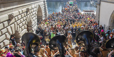 Ein Zentrum der Luzerner Fasnacht ist die Rathaustreppe, auf der Guuggenmusigen Konzerte geben. (Archivaufnahme vom Montag)