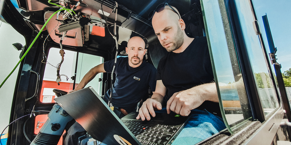 Zwei Mitarbeiter von Durot Electric bereiten die Inbetriebnahme eines Kommunalfahrzeugs vor