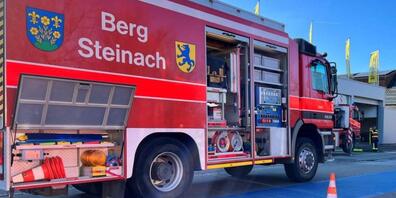 Als die Feuerwehr mit rund 30 Personen am Brandort eintraf, hatten Mitarbeiter des Carrosserie-Spritzwerks das Feuer schon weitgehend selber gelöscht.
