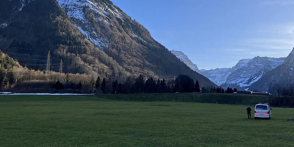 Ein 44-jähriger Gleitschirmflieger ist über dem Säätliboden im Kanton Glarus in Schwierigkeiten geraten und abgestürzt.