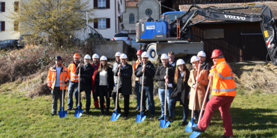 Vertreter der Bauherrschaft, der Heimleitung, Fachplaner und Unternehmer feiern den Spatenstich Rosengarten.