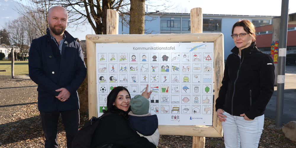v.l.n.r.: Ylber Bajrami, Marija Jevtic mit ihrem Sohn von der Kommission Frühe Förderung und Katharina Dellai-Schöbi freuen sich auf die neue Kommunikationsgelegenheit auf dem Spielplatz Kirchenfeld.