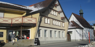Vor 125 Jahren wurde auf dem St. Anton im ehemaligen Schulhaus neben der Kapelle die Bäckerei Breu eröffnet. 1965 wurde dem Haus ein Anbau mit Café-Restaurant angegliedert. Seit kurzem steht der wieder zugängliche Betrieb unter neuer Leitung.