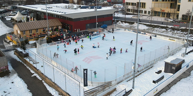 Das Eisfeld Erlenmoos ist fürs Eisstockschiessen, Hockey und den Eislauf bei allen Generationen beliebt. 