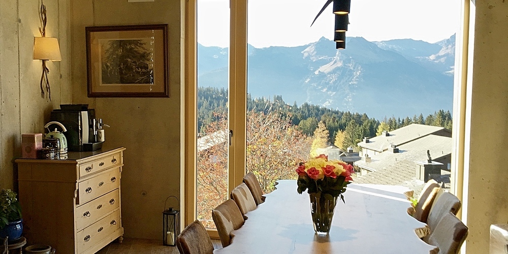 Die Nummer 5 liegt über dem Walensee: Ausblick im Mountain Chalet Amden.