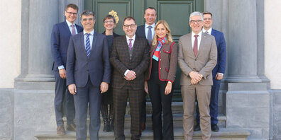 Von links: Kanzleidirektor Daniel Spadin, Regierungsrat Marcus Caduff, Regierungsrätin Carmelia Maissen, Regierungspräsident Peter Peyer, Regierungsrat Martin Bühler, Monika Schmutz Kirgöz, Regierungsrat Jon Domenic Parolini und Carlo Crameri, Beauftragter Aussenbeziehungen.
