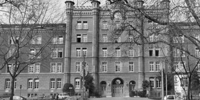 Die Kaserne in Zürich im April 1986: Nach dem Auszug der Kantonspolizei soll sie nun als Schulgebäude genutzt werden. (Archivbild)