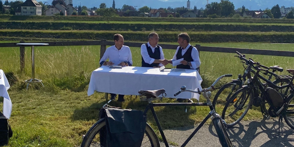 Unterzeichnung Rahmenvertrag Velobrücke Au-Lustenau (Marcel Fürer, Gemeinderatsschreiber Au, Christian Sepin, Gemeindepräsident Au, Kurt Fischer, Bürgermeister Lustenau)