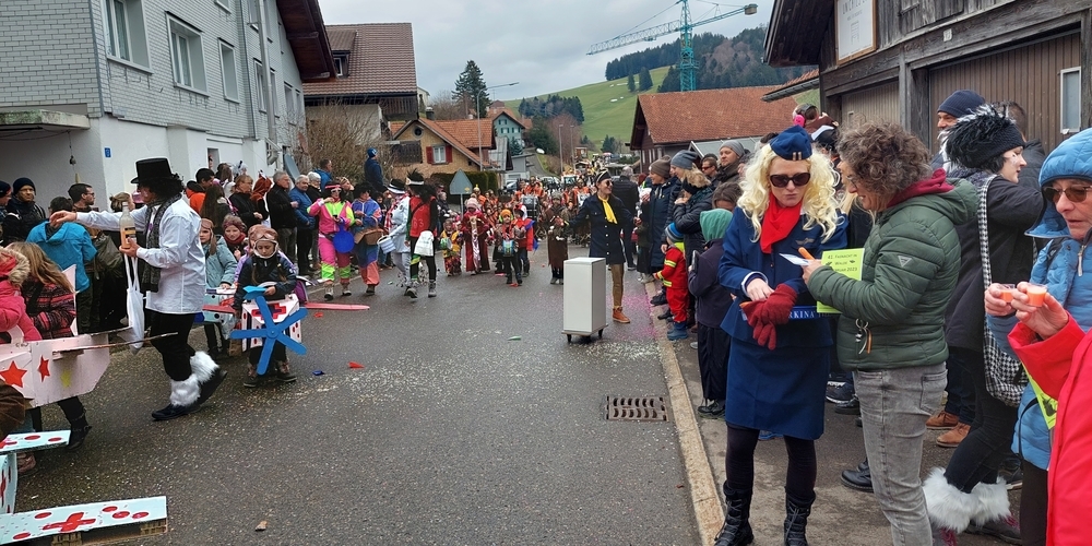Hunderte genossen bei frühlingshaftem Wetter die Fasnacht in Walde.