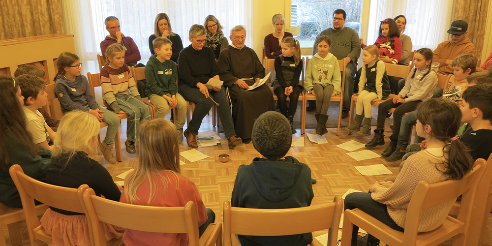 Vorbereitungsnachmittag für die Erstkommunion: Die Kinder und Eltern erleben einen vielseitigen Nachmittag. Belinda Fandino (rechts) wird für ihren Einsatz verdankt.