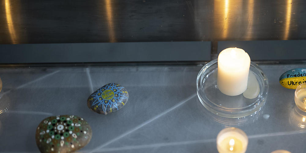 Ein Stein ist mit "Frieden für Ukraine" bemalt, zum Jahrestag des russischen Angriffskriegs auf die Ukraine in der Kirche St. Laurenzen in St. Gallen.