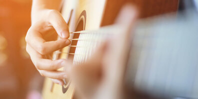 Auch ein grosses Gitarrenensemble ist zu hören