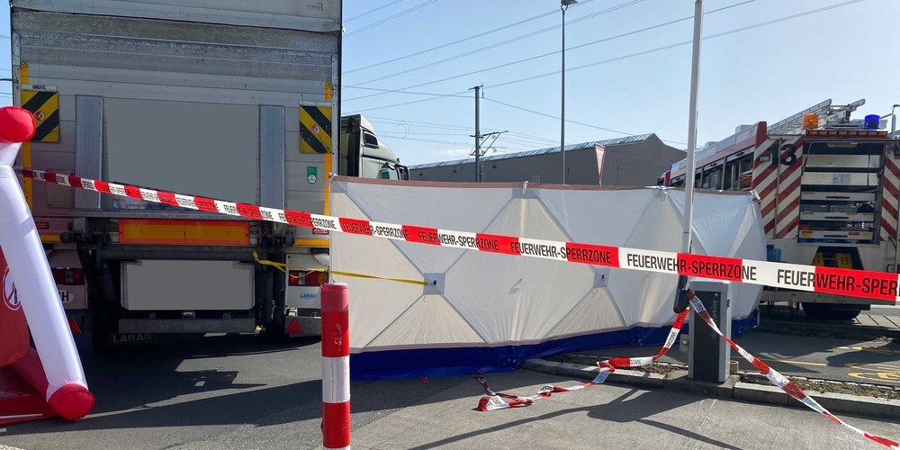 Die Velofahrerin wurde unter dem Sattelschlepper eingeklemmt.