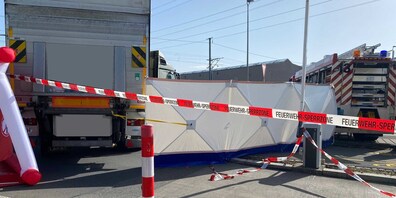 Die Velofahrerin wurde unter dem Sattelschlepper eingeklemmt.