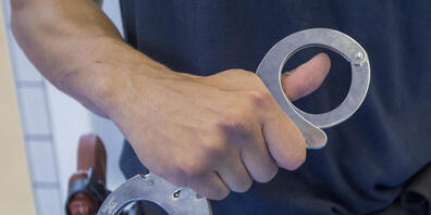 Die Stadtpolizei Zürich hat am Donnerstagnachmittag einen Räuber verhaftet. (Symbolbild)