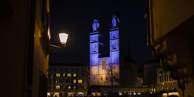 Das Grossmünster in den ukrainischen Farben: Wie vor einem Jahr bei Kriegsausbruch fanden sich zum ersten Jahrestag der russischen Invasion hunderte Personen zu einem Gedenkanlass ein. (Archivbild, Februar 2022)