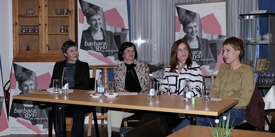 Das Podium: vl. Barbara Gysi, Moderatorin Irma Graf, Suada Krasniqi, Barbara Oesch.