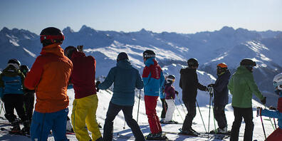 Skifahrer auf Parsenn in Davos. Die grossen Bündner Wintersportgebiete rechnen mit einer starken Wintersaison auf Vor-Corona-Niveau. (Archivbild)