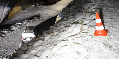 Auf schneebedeckter Strasse in Illgau rutschte ein Auto über die Böschung und überschlug sich.