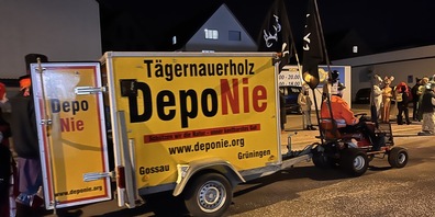 «Wir werden uns wehren» – Deponie-Gegner:innen setzen an der Grüninger Fasnacht ein Zeichen.