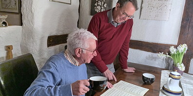 Beda Germann (links) und Karl Hardegger besprechen die Inszenierung.