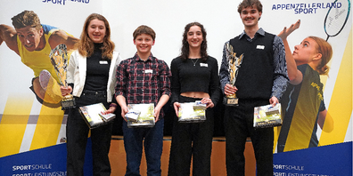 Die Geehrten Nesa Schiller, Julian Wildhaber, Mara Schwitter und Andrin Huber (von links).