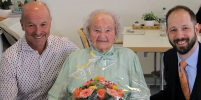 Andreas Eggenberger und Alex Arnold gratulieren Marianne Friedrich.