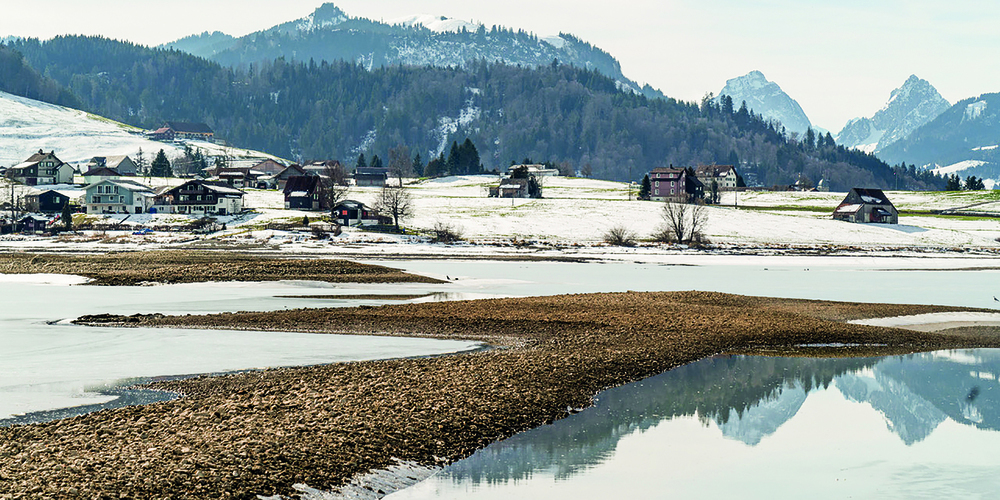 Der tiefe Pegelstand lässt sich auch an den aufgetauchten Inseln – hier beim Hüendermattdamm – ablesen.