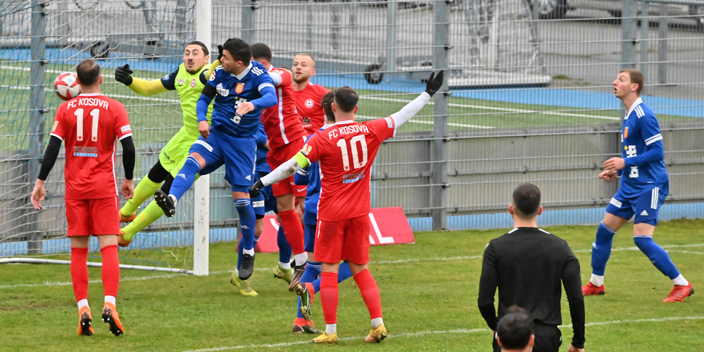 Freienbachs Führungstreffer durch Tiago Ribeiro – Kosovas Torhüter Ivan Fernandez greift ins Leere. 