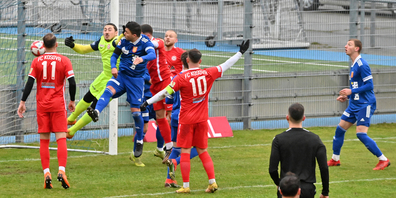 Freienbachs Führungstreffer durch Tiago Ribeiro – Kosovas Torhüter Ivan Fernandez greift ins Leere. 