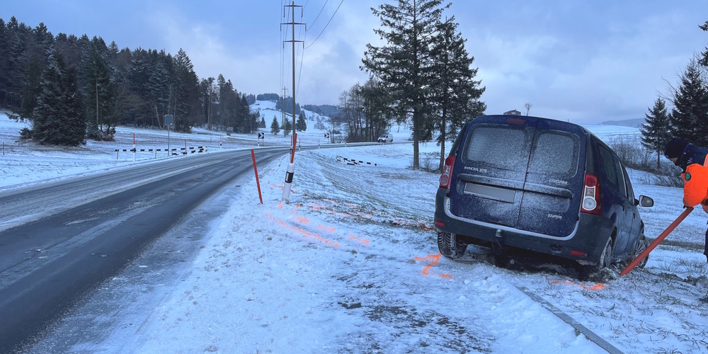 Beim Unfall erlitt die Lenkerin dieses Autos leichte Verletzungen. Es entstand Sachschaden von rund 900 Franken.