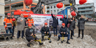 Lassen die «Hüte» fliegen: Die am Acrevis-Neubau in Lachen Beteiligten – von den Bankverantwortlichen mit dem Verwaltungsrat über das Architekturbüro bis zur Baufirma – stellen sich gutgelaunt dem Fototermin zum Spatenstich. Die Spielzeugbagger werden übrigens an die umliegenden Kindergärten verschenkt.