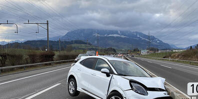 Der Lenker musste mit erheblichen Verletzungen in ein ausserkantonales Spital eingeliefert werden.