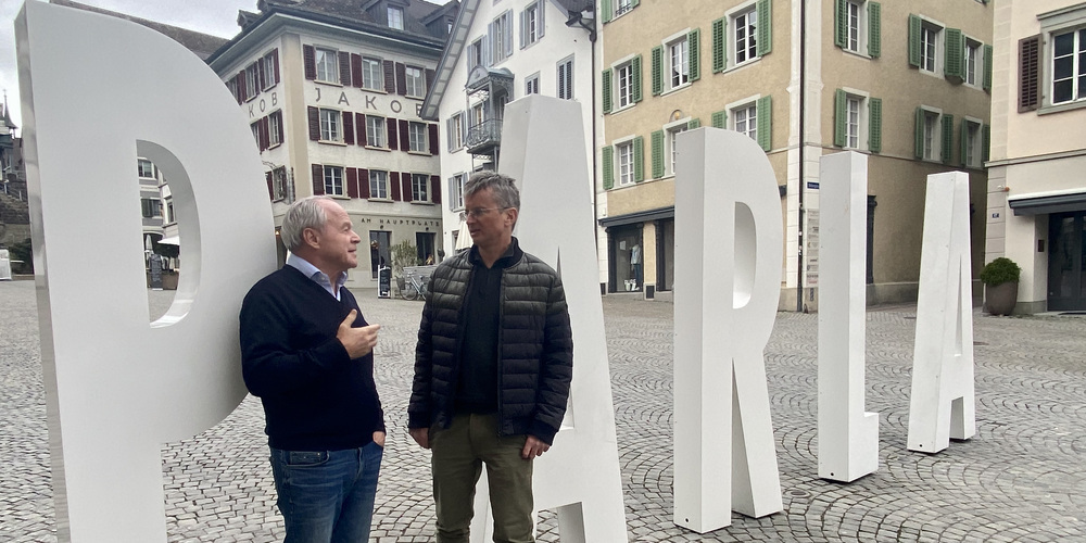 Bruno Hug lässt die Buchstaben an sich abprallen.