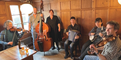 MusikerInnen während der «Stubete» am Sonntag mit Wirtin Tanja Büsser (3.v.l.).