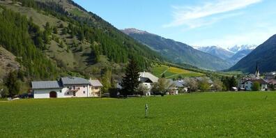 Das Ortsbild von Sta. Maria im Bündner Münstertal würde durch die geplanten Umfahrungen schwer beeinträchtigt, finden zwei nationale Kommissionen.