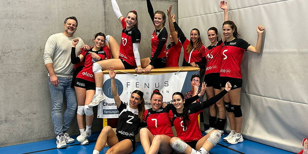Gute Laune nach dem Sieg: Die Pizol-Frauen freuen sich nach dem 3:0 gegen Linth.