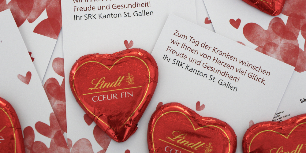 Am «Tag der Kranken» verschenkt das SRK Kanton St.Gallen 4‘000 Schokoladenherzen 