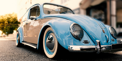Ja, ja, auch die früher im Strassenbild massenweise vorkommenden VW Käfer gehören bereits zu den Oldtimern