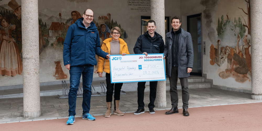 v. l. n. r. Energietal Toggenburg mit Christoph Kauz und Petra Kohler, JCI Toggenburg mit Ivan Gämperle und Matthias Hüberli).