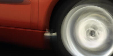 Ein Lenker soll 160 km/h statt 80 km/h gefahren sein: Ein vorsorglicher Entzug des Führerausweises ist auch ohne strikten Beweis möglich, sagt ein Zürcher Gericht. (Symbolbild)