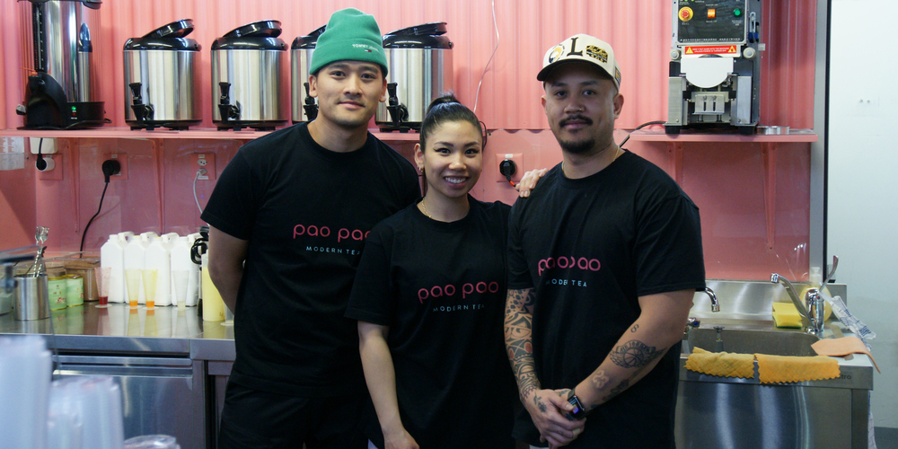 Tung, Geschäftsführer von Pao Pao Modern Tea, St.Galler Filialleiterin Anh und Mitarbeiter Henry.