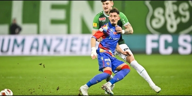 Andi Zeqiri (FC Basel) gegen Matej Maglica (FC St.Gallen, hinten) im Viertelfinal im Schweizer Cup. - keystone Das 