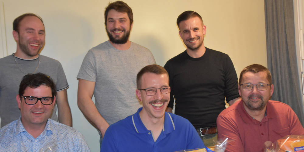 Der zurückgetretene Vorstand (vorne) mit Philipp Züst, John Rüesch und Peter Ruf sowie ihre Nachfolger Ueli Fitze, Andreas Rempfler und Pascal Rechsteiner
