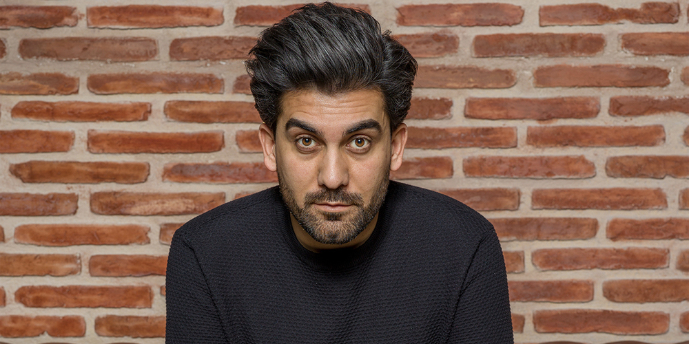 Eine humorvolle Reise: Cenk gastiert mit «Schleierhaft» im Alten Kino Mels.