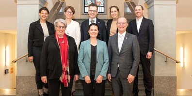 Vordere Reihe (von links): Regierungspräsidentin Cornelia Komposch, Sonja Hürlimann und Regierungsrat Walter Schönholzer. Hintere Reihe (von links): Chloé Obrecht, Regierungsrätin Monika Knill, Regierungsrat Dominik Diezi, Sonja Isella und Joel Keller, Dienststelle für Aussenbeziehungen.
