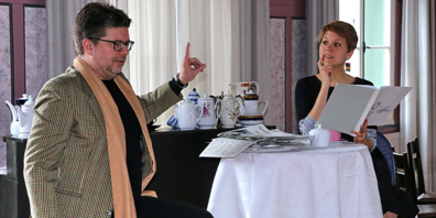 Vater Schlendrian (Clemens Morgenthaler) versucht vergeblich seine Tochter Liesgen (Anna Gschwend) vom schädlichen Kaffeekonsum abzuhalten.