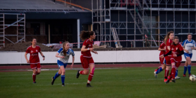 stgallen24-Praktikantin Simea Rüegg (Bildmitte) spielt beim FC Frauenfeld