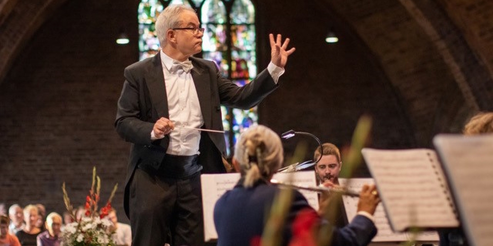 Seit zehn Jahren schwingt Urs Bamert bei der Feldmusik Jona den Taktstock – ein Grund zum Feiern.